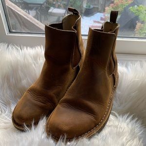EUC Clarks women’s leather booties